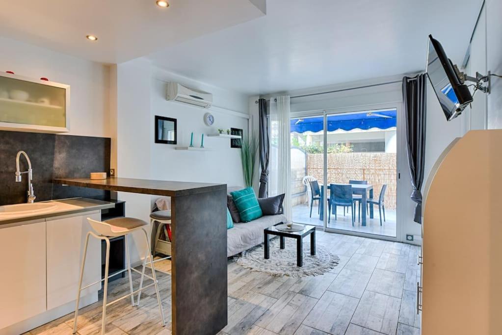 Le Royal Adorable Avec Terrasse, Parfait Pour Les Couples Et A Deux Pas De La Croisette Appartamento *